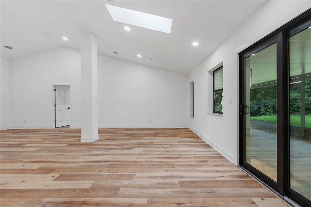 Activo con contrato: $465,000 (4 camas, 3 baños, 2382 Pies cuadrados)