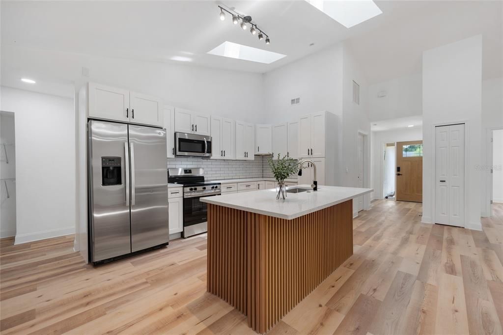 Activo con contrato: $465,000 (4 camas, 3 baños, 2382 Pies cuadrados)