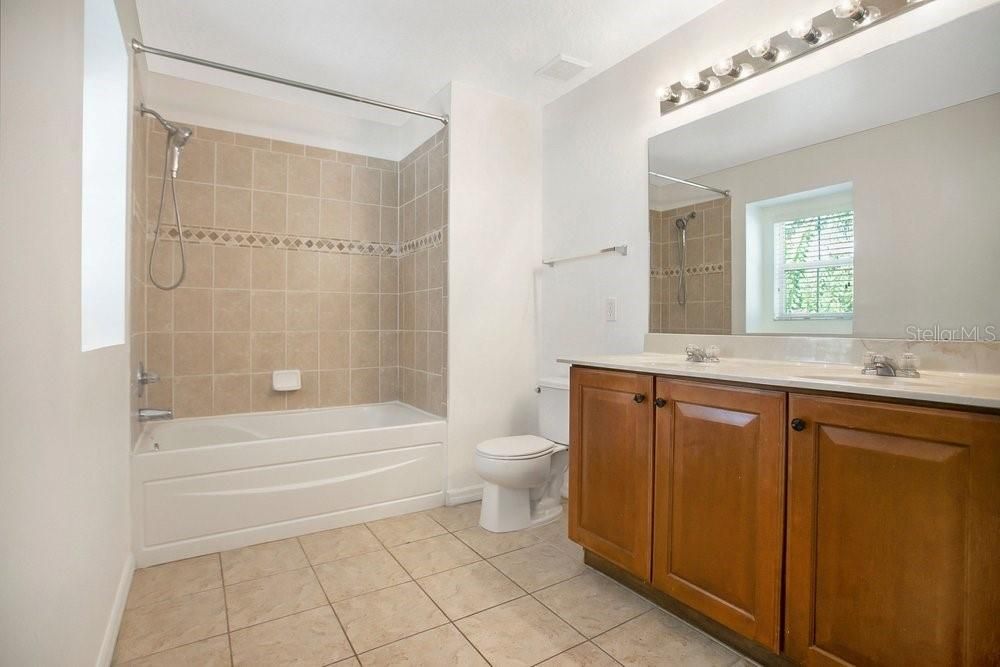 Под контрактом: $369,999 (3 спален, 3 ванн, 1760 Квадратных фут)
