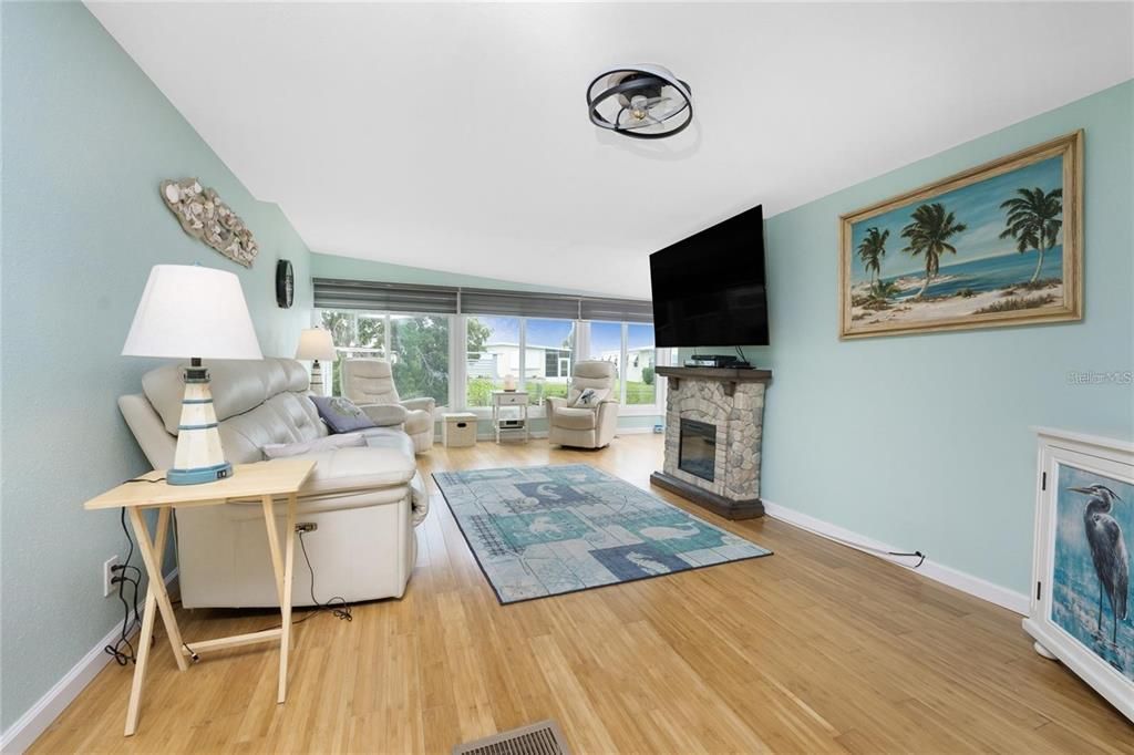 For Sale: $199,900 (2 beds, 2 baths, 1364 Square Feet)