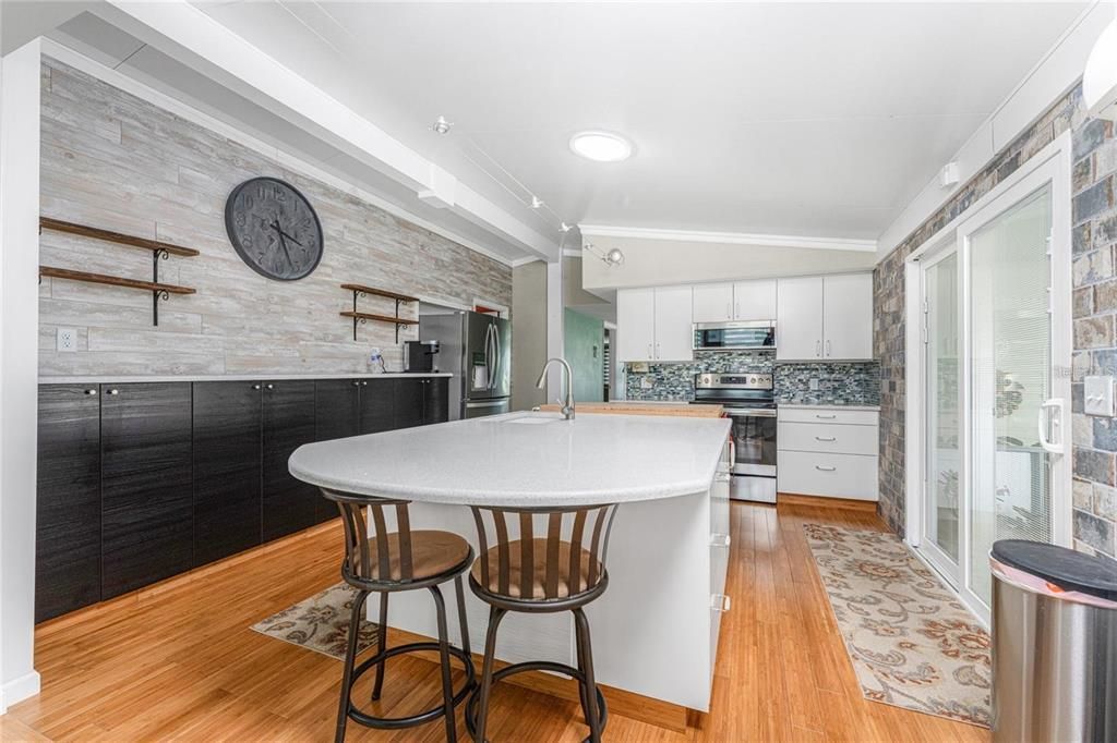 For Sale: $199,900 (2 beds, 2 baths, 1364 Square Feet)