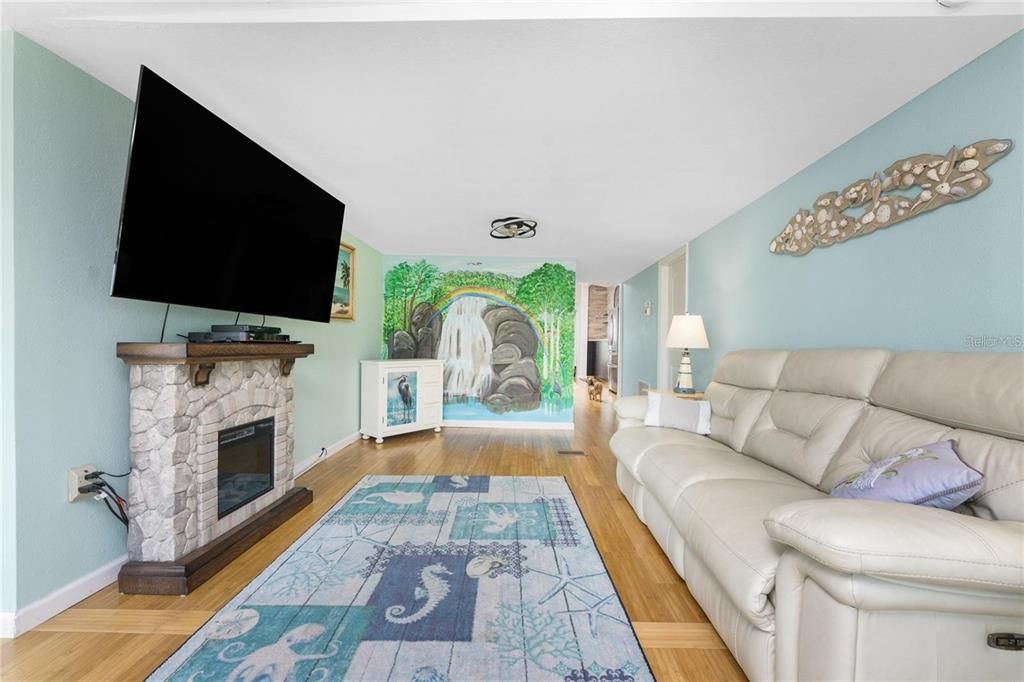 For Sale: $199,900 (2 beds, 2 baths, 1364 Square Feet)