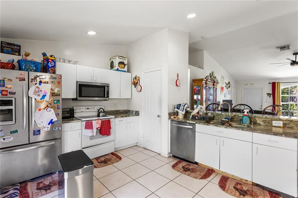 For Sale: $265,000 (3 beds, 2 baths, 1422 Square Feet)