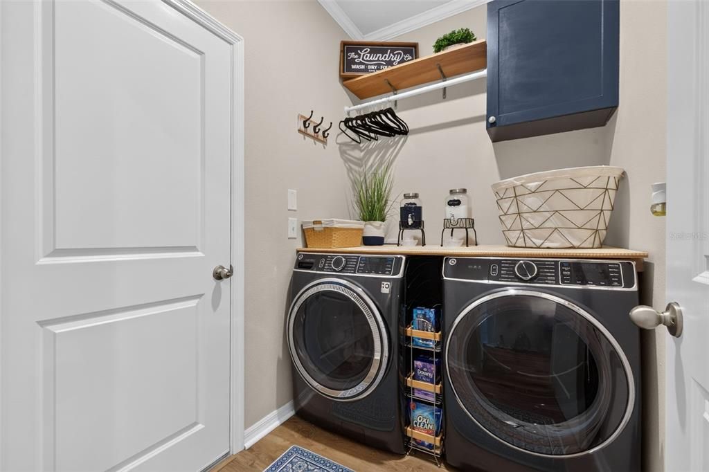 Activo con contrato: $459,000 (4 camas, 2 baños, 2037 Pies cuadrados)