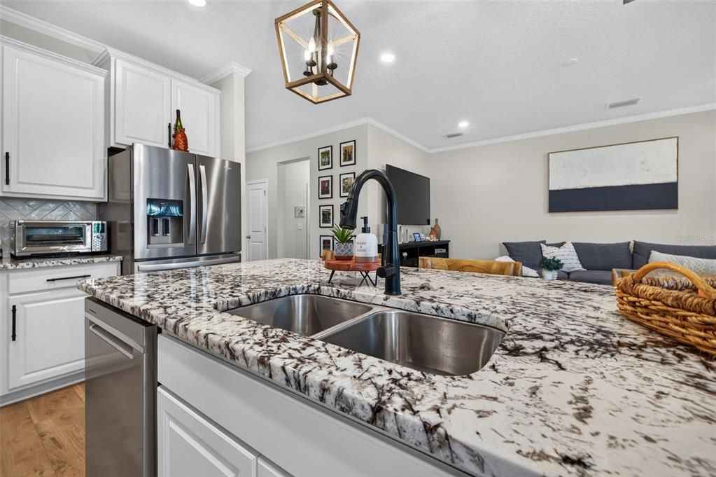 Activo con contrato: $459,000 (4 camas, 2 baños, 2037 Pies cuadrados)