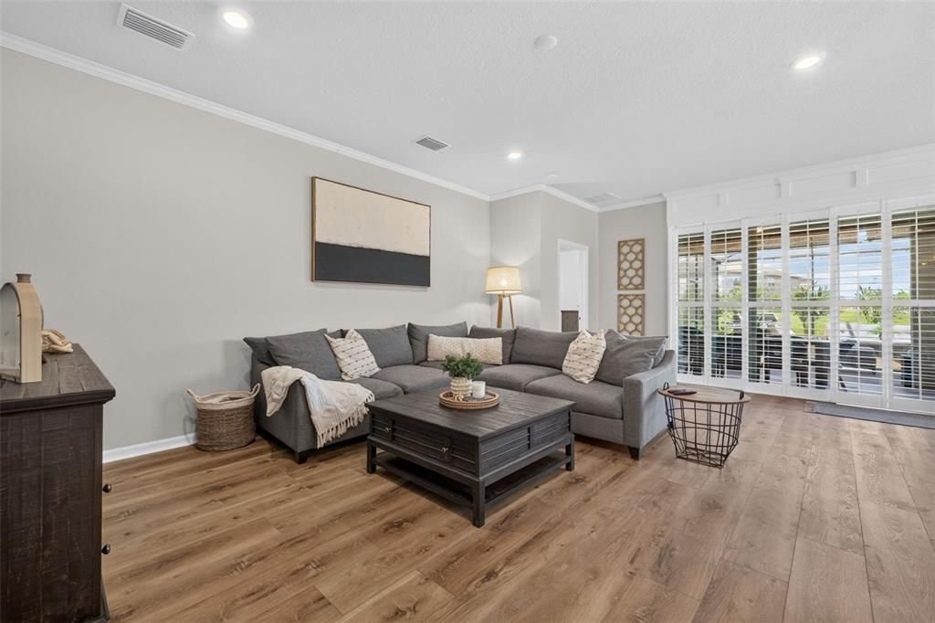 Activo con contrato: $459,000 (4 camas, 2 baños, 2037 Pies cuadrados)