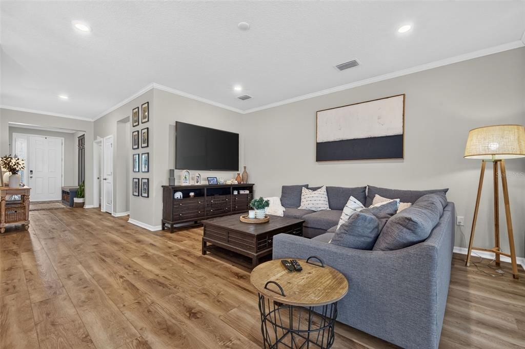 Activo con contrato: $459,000 (4 camas, 2 baños, 2037 Pies cuadrados)