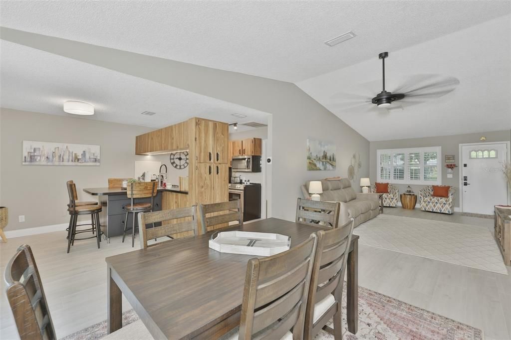 En Venta: $324,900 (2 camas, 2 baños, 1275 Pies cuadrados)