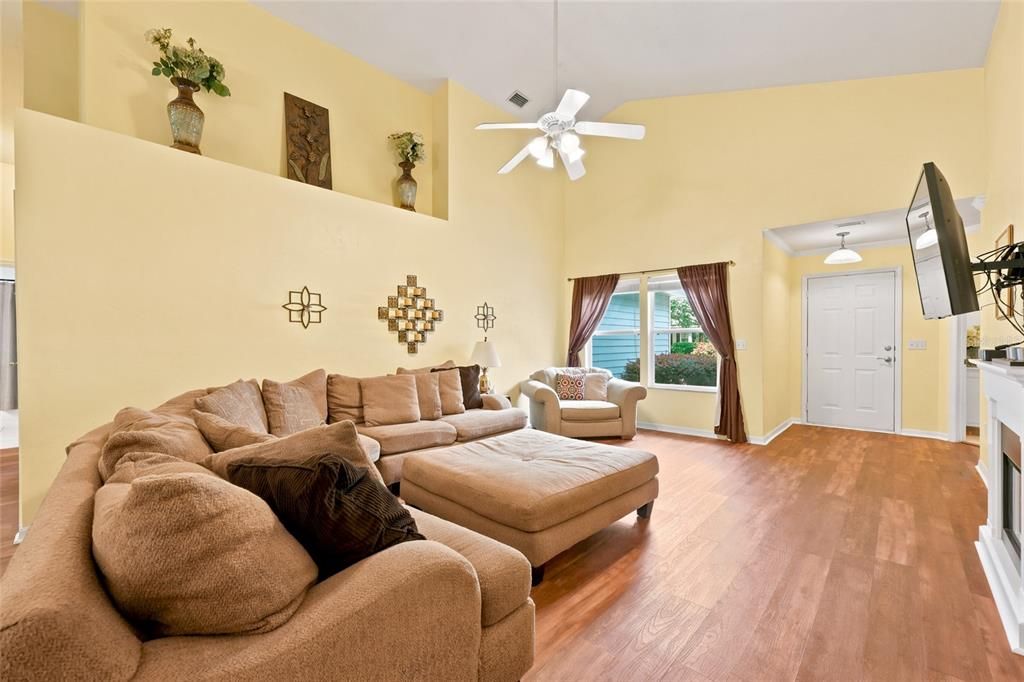 For Sale: $450,000 (5 beds, 2 baths, 2203 Square Feet)
