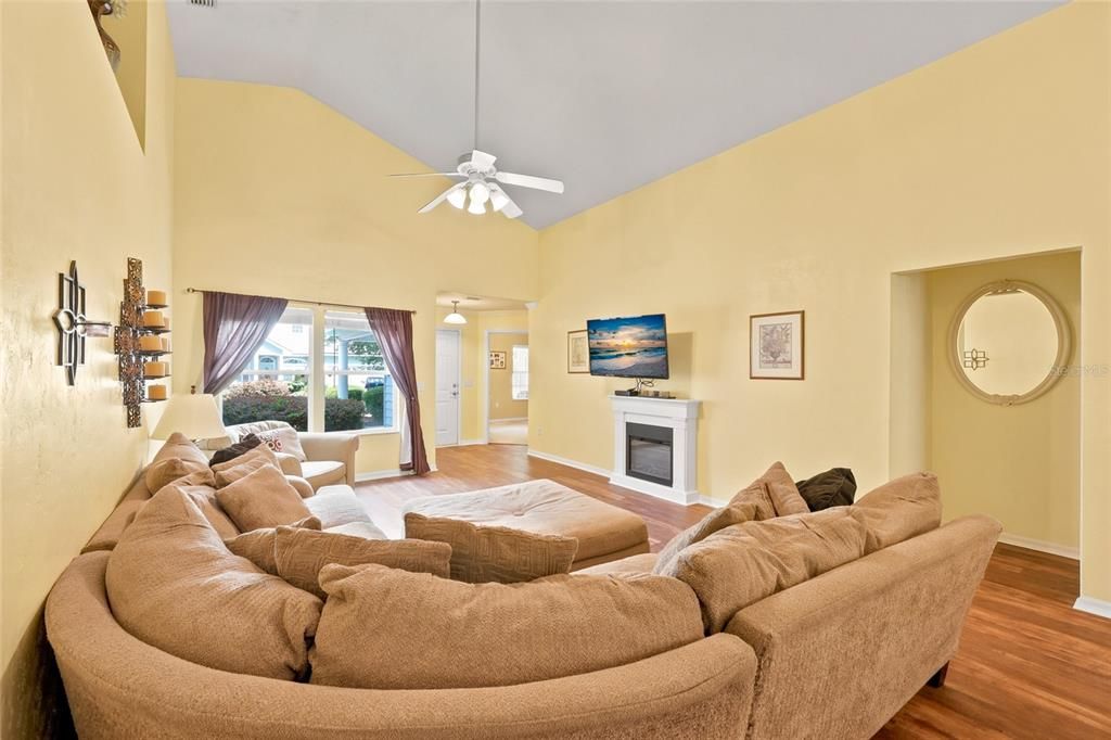 For Sale: $450,000 (5 beds, 2 baths, 2203 Square Feet)