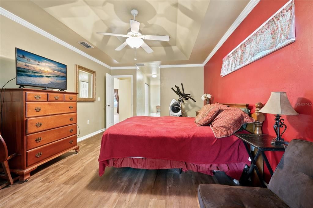 For Sale: $450,000 (5 beds, 2 baths, 2203 Square Feet)