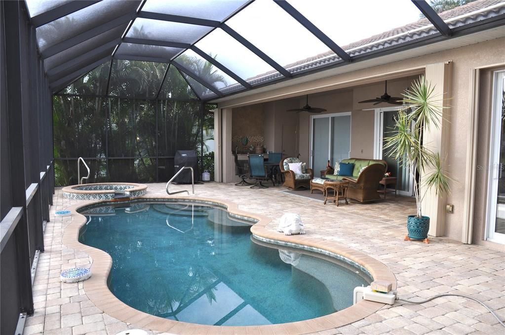 En Venta: $975,000 (3 camas, 2 baños, 2471 Pies cuadrados)