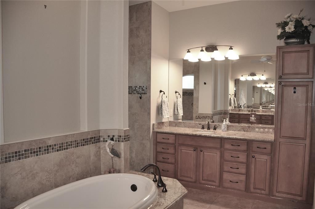 En Venta: $975,000 (3 camas, 2 baños, 2471 Pies cuadrados)