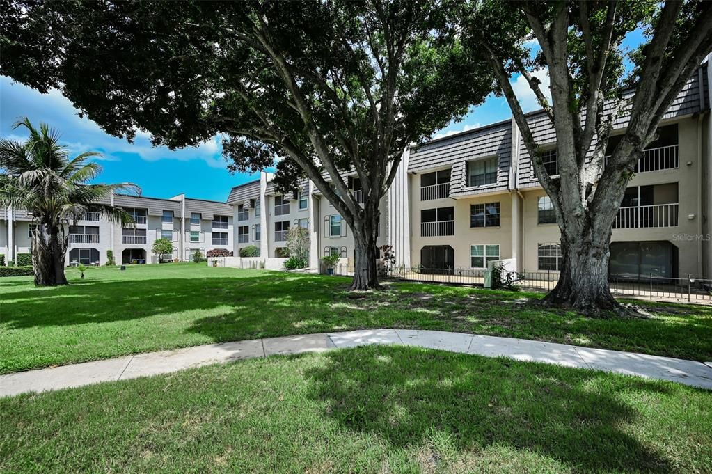 For Sale: $169,500 (2 beds, 2 baths, 1075 Square Feet)