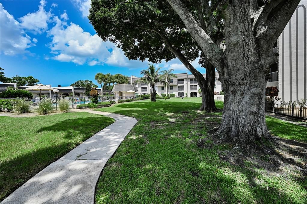 For Sale: $169,500 (2 beds, 2 baths, 1075 Square Feet)