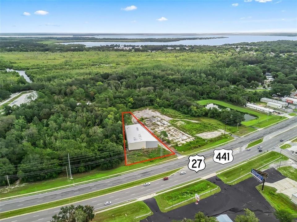 На продажу: $1,100,000 (0.86 acres)