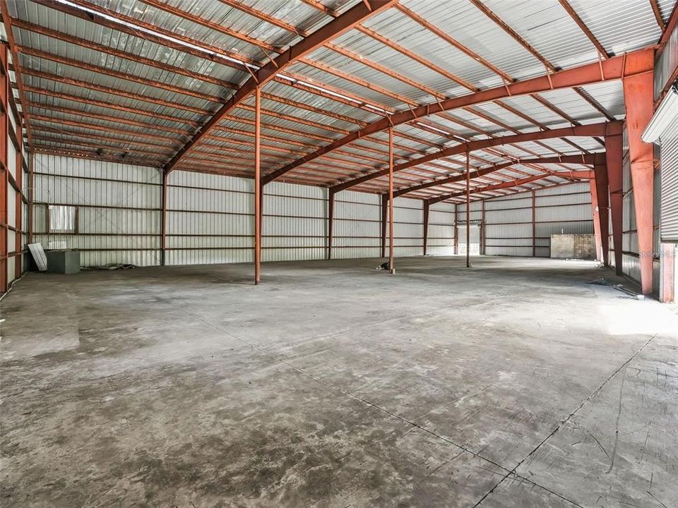 На продажу: $1,100,000 (0.86 acres)