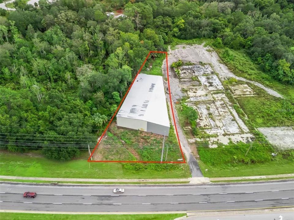 На продажу: $1,100,000 (0.86 acres)