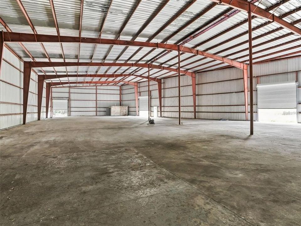 На продажу: $1,100,000 (0.86 acres)