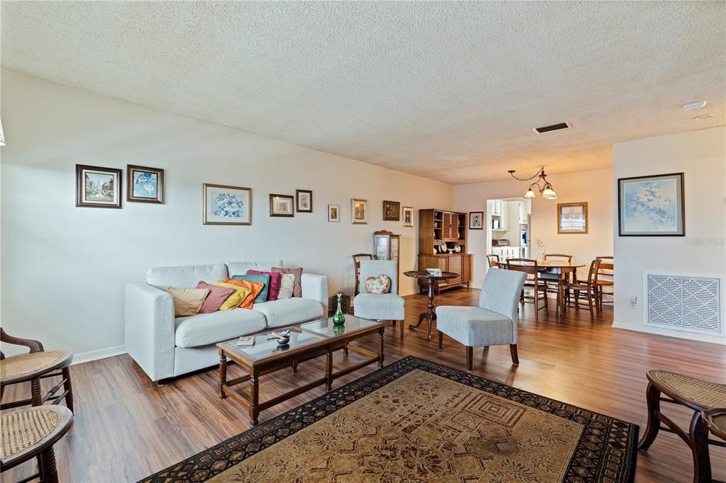 For Sale: $155,000 (2 beds, 2 baths, 1120 Square Feet)