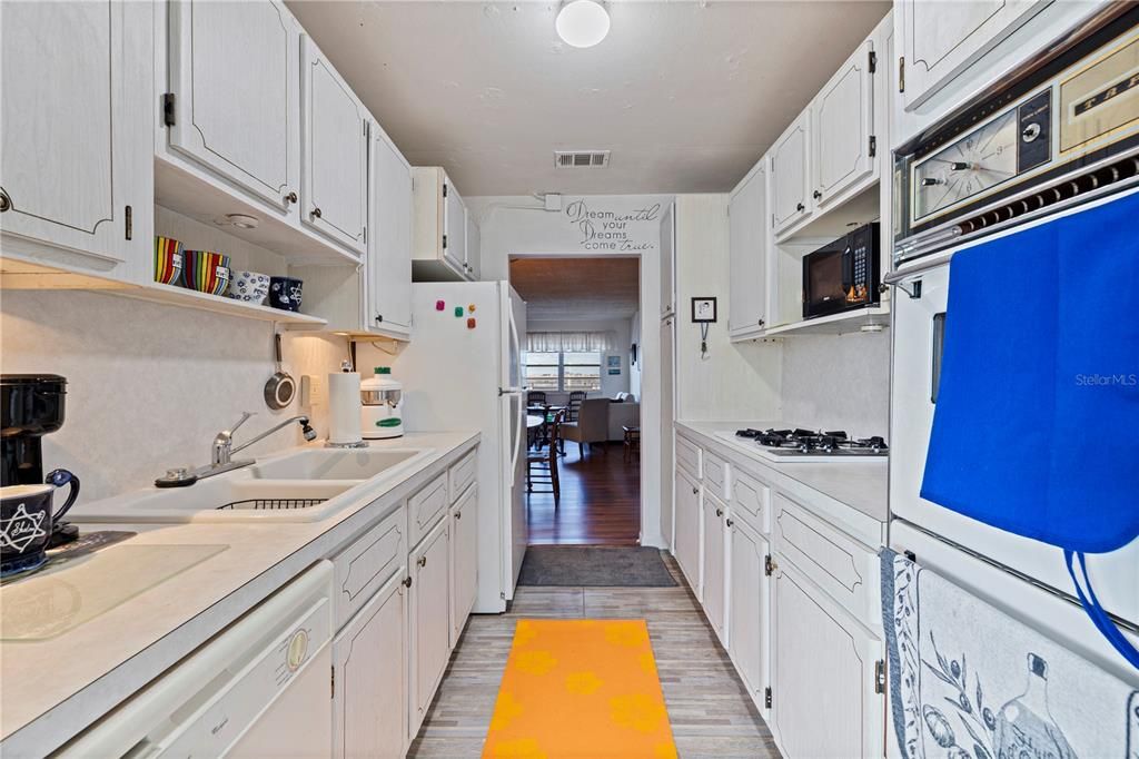 For Sale: $155,000 (2 beds, 2 baths, 1120 Square Feet)