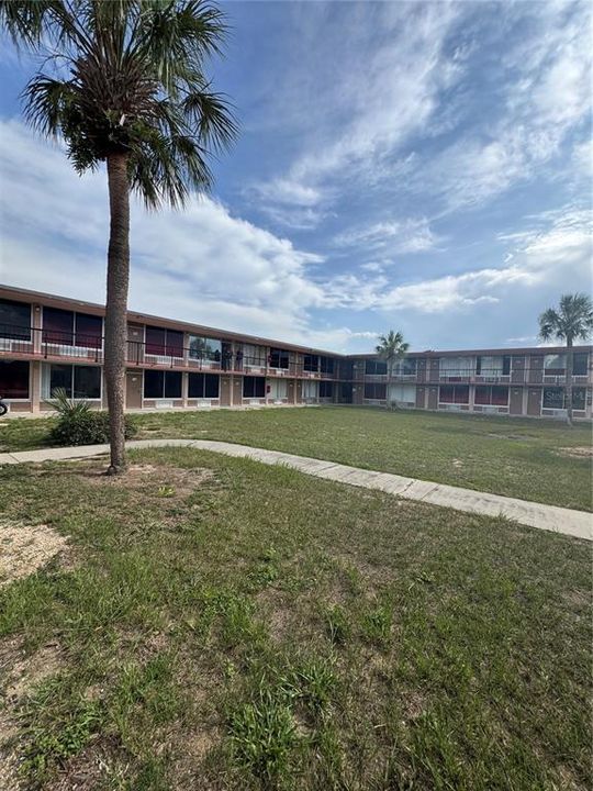 For Rent: $950 (1 beds, 1 baths, 300 Square Feet)