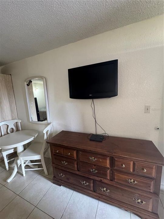 For Rent: $950 (1 beds, 1 baths, 300 Square Feet)