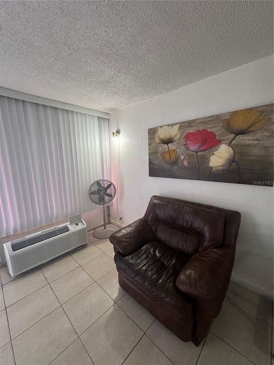 For Rent: $950 (1 beds, 1 baths, 300 Square Feet)