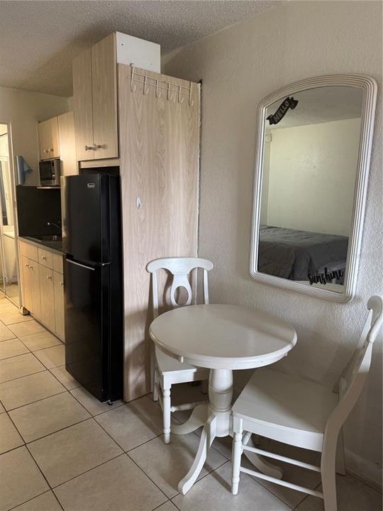 For Rent: $950 (1 beds, 1 baths, 300 Square Feet)