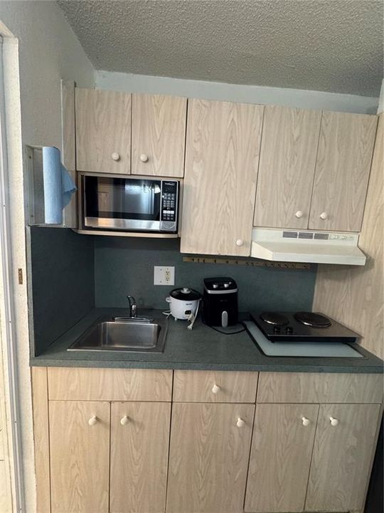 For Rent: $950 (1 beds, 1 baths, 300 Square Feet)
