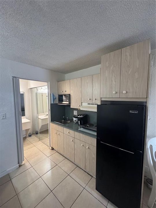 For Rent: $950 (1 beds, 1 baths, 300 Square Feet)