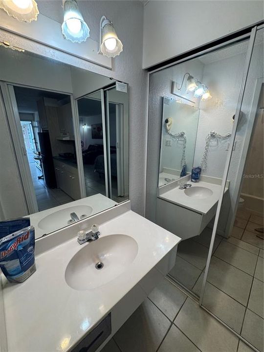 For Rent: $950 (1 beds, 1 baths, 300 Square Feet)