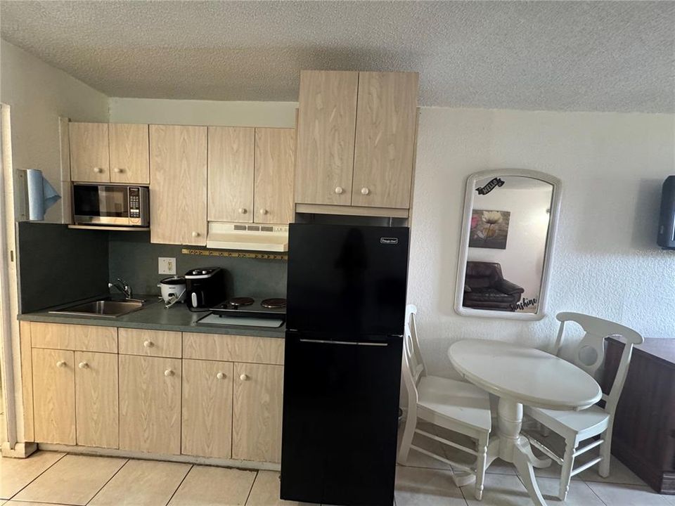 For Rent: $950 (1 beds, 1 baths, 300 Square Feet)