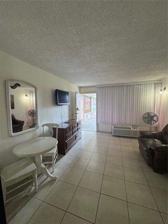 For Rent: $950 (1 beds, 1 baths, 300 Square Feet)