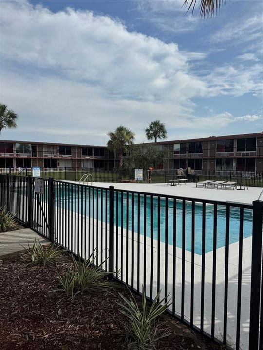 For Rent: $950 (1 beds, 1 baths, 300 Square Feet)