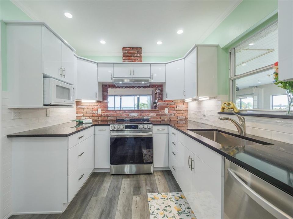 На продажу: $895,000 (3 спален, 3 ванн, 1895 Квадратных фут)