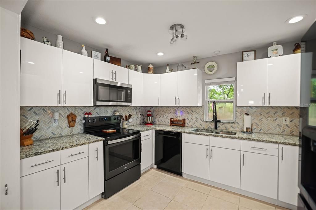 Activo con contrato: $335,000 (3 camas, 2 baños, 1400 Pies cuadrados)