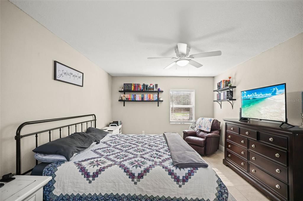 Activo con contrato: $335,000 (3 camas, 2 baños, 1400 Pies cuadrados)