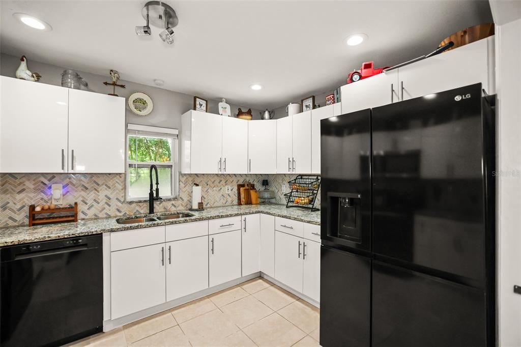 Activo con contrato: $335,000 (3 camas, 2 baños, 1400 Pies cuadrados)