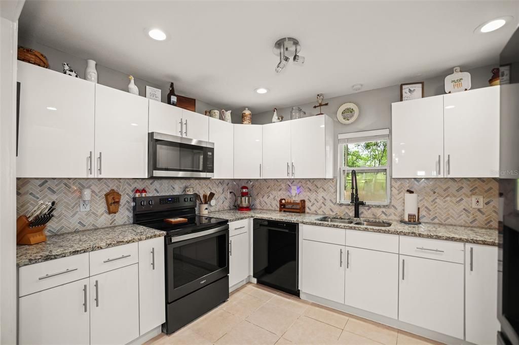Activo con contrato: $335,000 (3 camas, 2 baños, 1400 Pies cuadrados)