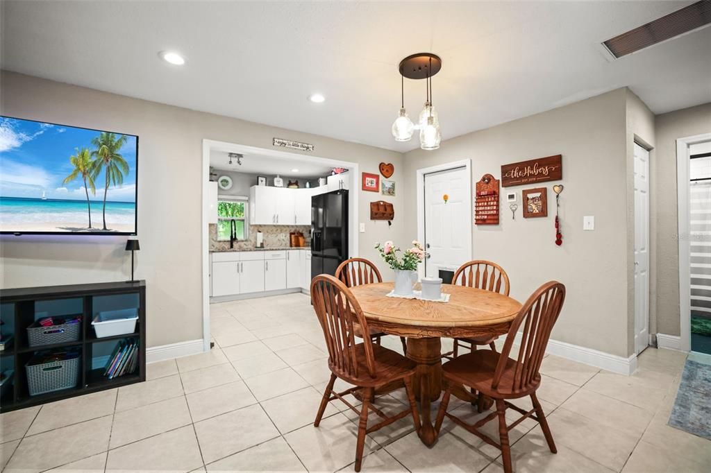 Activo con contrato: $335,000 (3 camas, 2 baños, 1400 Pies cuadrados)