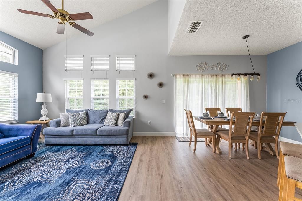 En Venta: $344,900 (4 camas, 3 baños, 1645 Pies cuadrados)