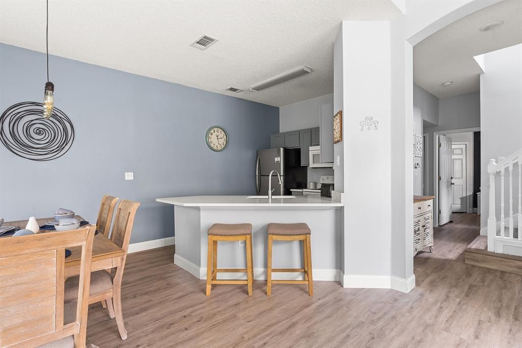 En Venta: $344,900 (4 camas, 3 baños, 1645 Pies cuadrados)