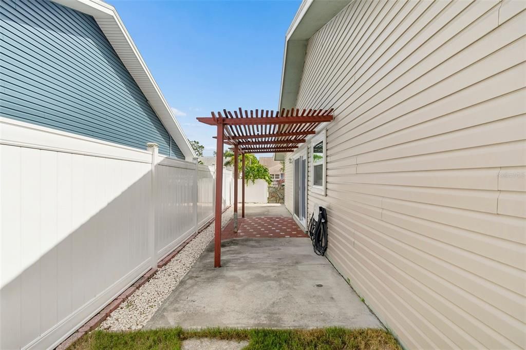 En Venta: $345,000 (2 camas, 2 baños, 1067 Pies cuadrados)