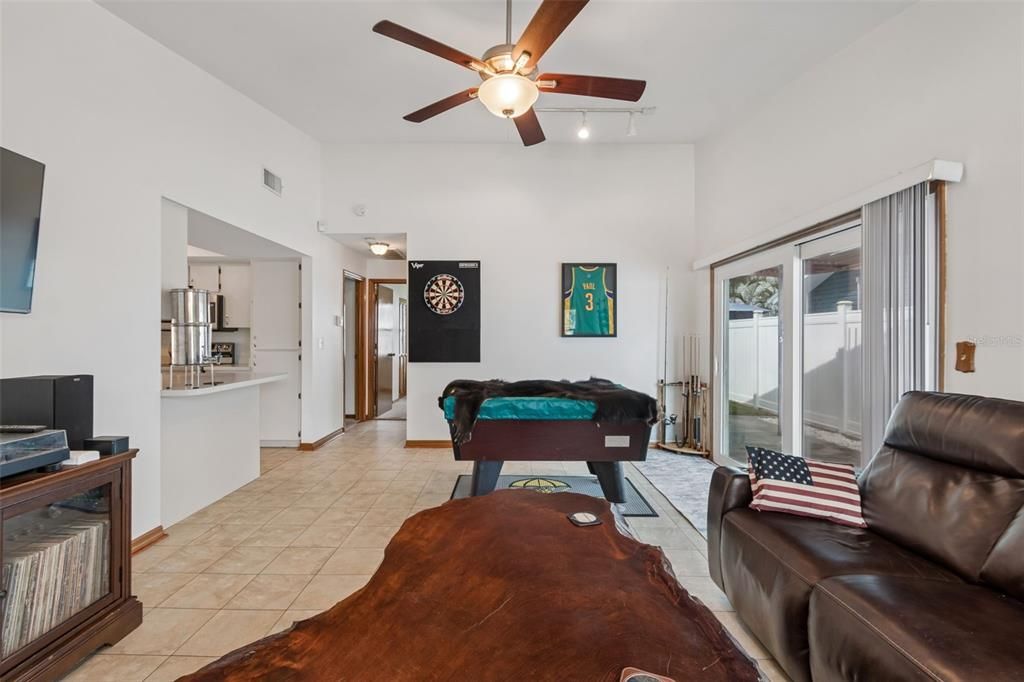 En Venta: $345,000 (2 camas, 2 baños, 1067 Pies cuadrados)