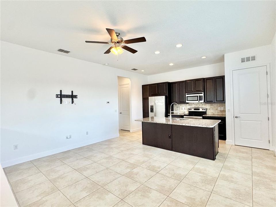 For Rent: $2,000 (1 beds, 1 baths, 900 Square Feet)