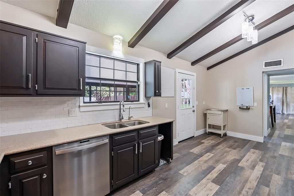 En Venta: $455,000 (3 camas, 2 baños, 2050 Pies cuadrados)