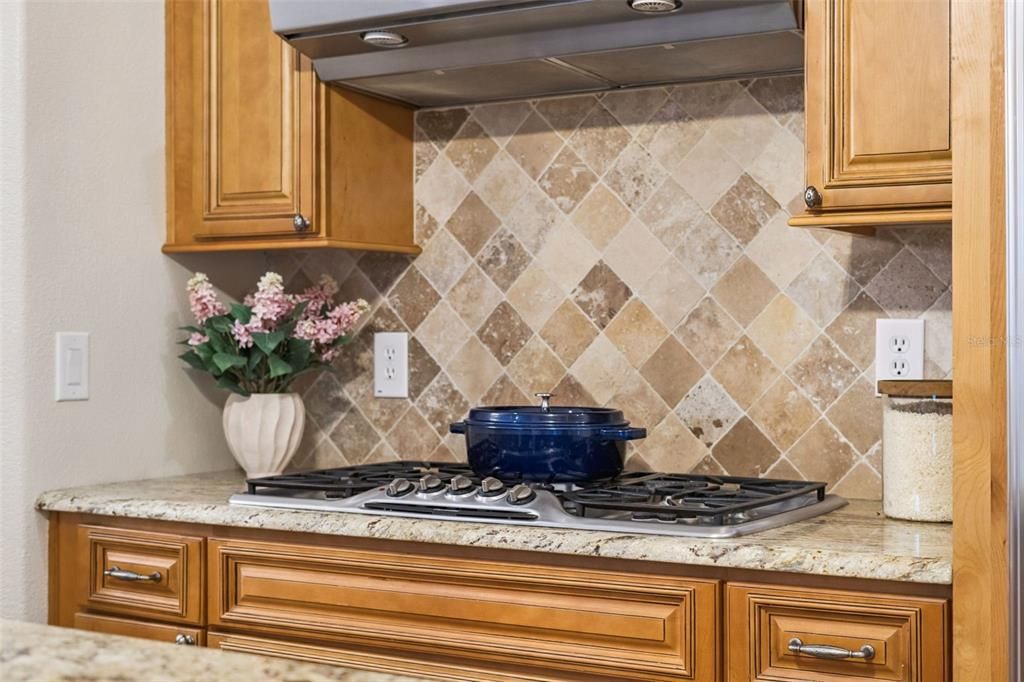 Activo con contrato: $925,000 (4 camas, 3 baños, 3066 Pies cuadrados)