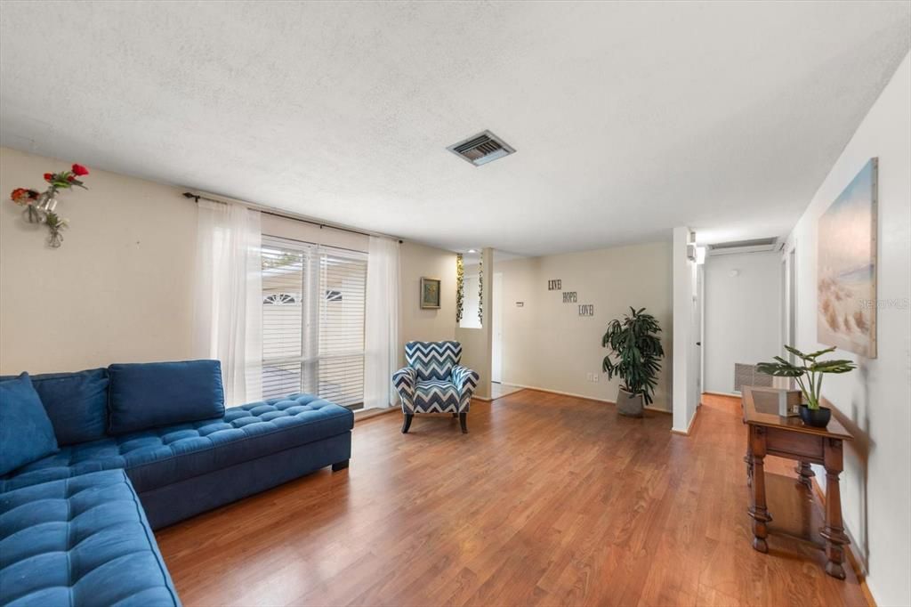 En Venta: $355,000 (3 camas, 2 baños, 1176 Pies cuadrados)