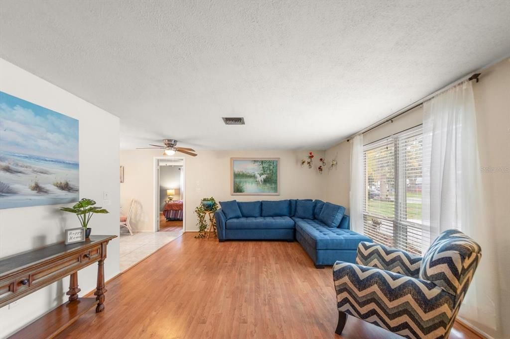 En Venta: $355,000 (3 camas, 2 baños, 1176 Pies cuadrados)